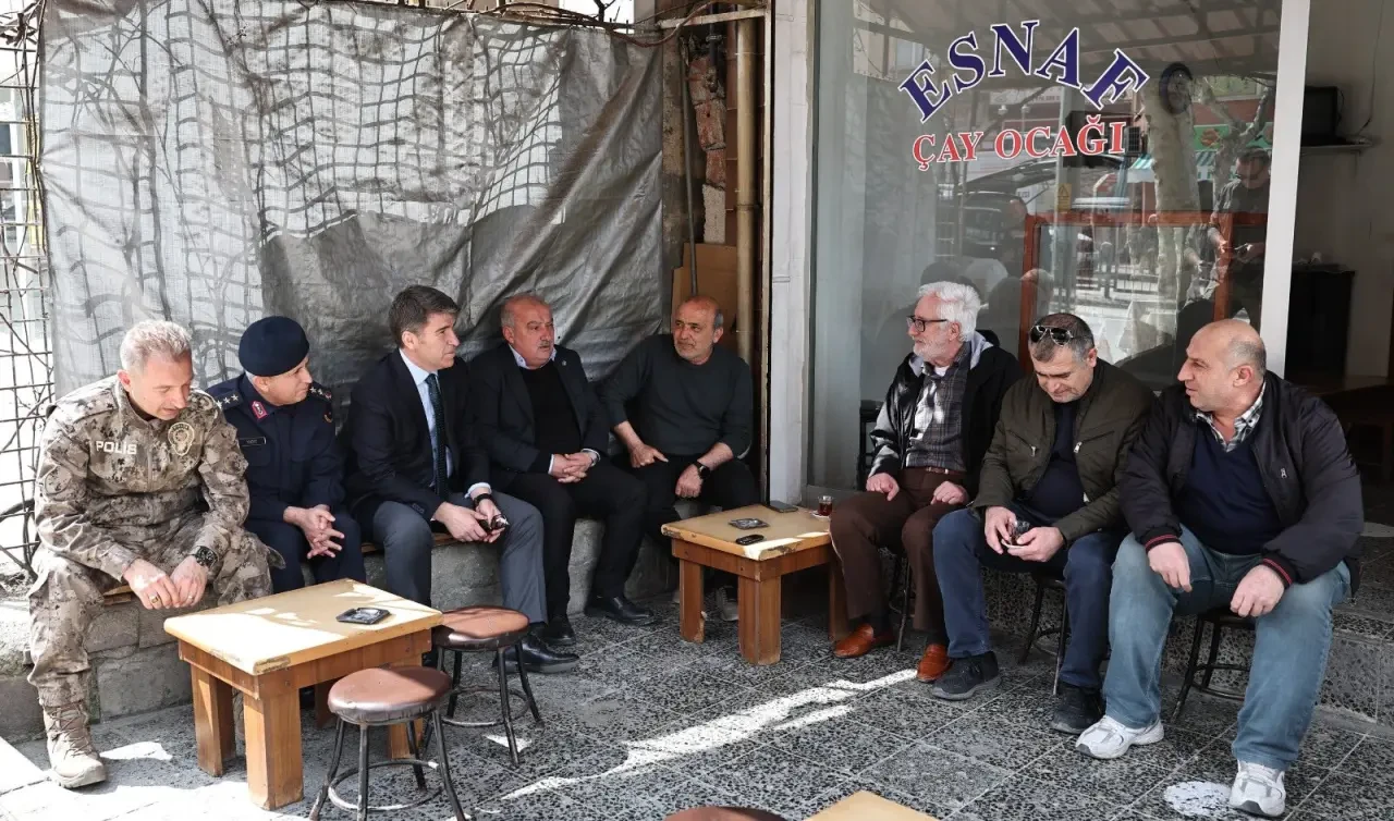 Amasya Valisi Bakan Sokağa İndi: Vatandaşla Bayramlaştı! 3