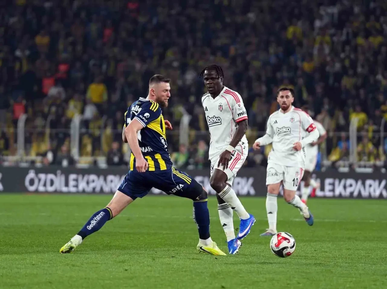 Fenerbahçe uzatmada güldü, zirveye ortak oldu 4
