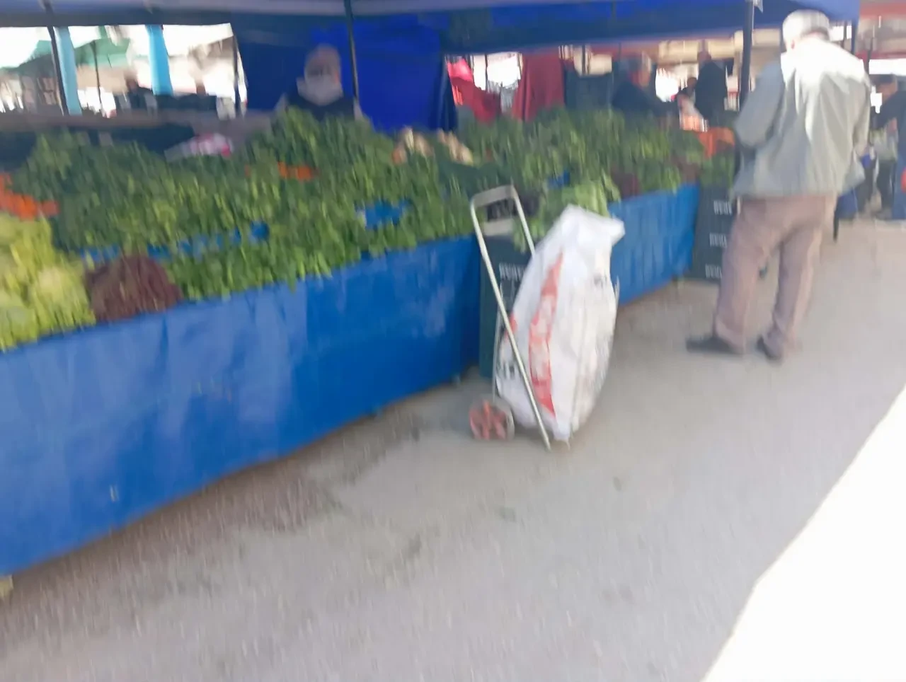 Merzifon Pazarında Fiyatlar Geriledi: Yaz Sebzeleri Tezgahları Doldurdu! 3