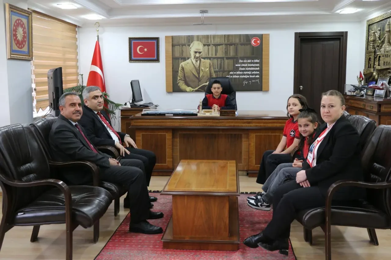 Minik Kaymakamın İlk İşi: Annesini Aramak Oldu 3