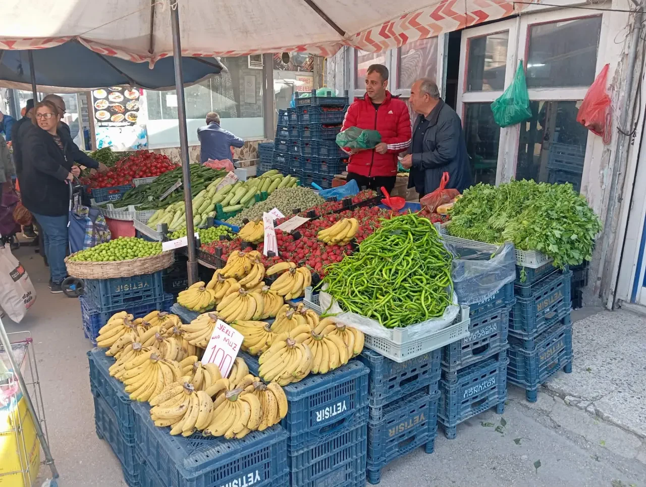 Merzifon Pazarında Fiyatlar Geriledi: Yaz Sebzeleri Tezgahları Doldurdu! 2