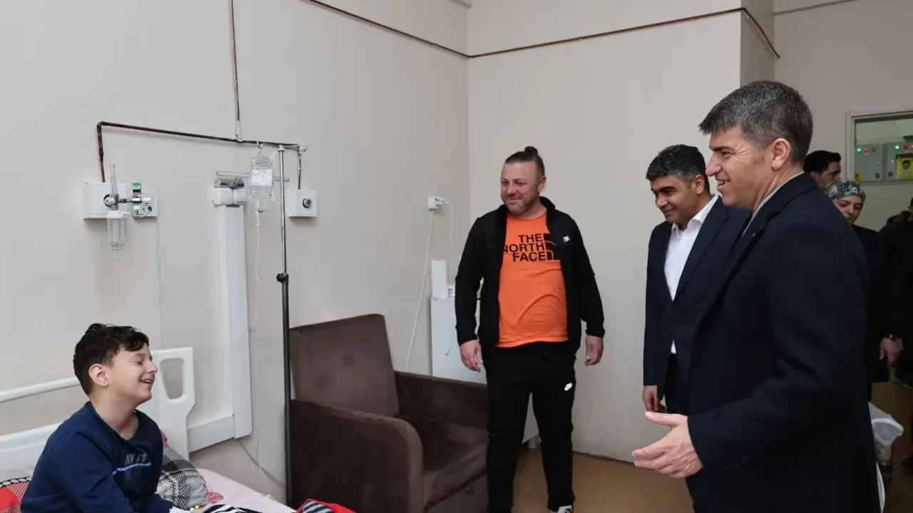 Amasya Valisi Bakan’dan Çocuklara Moral Ziyareti 3