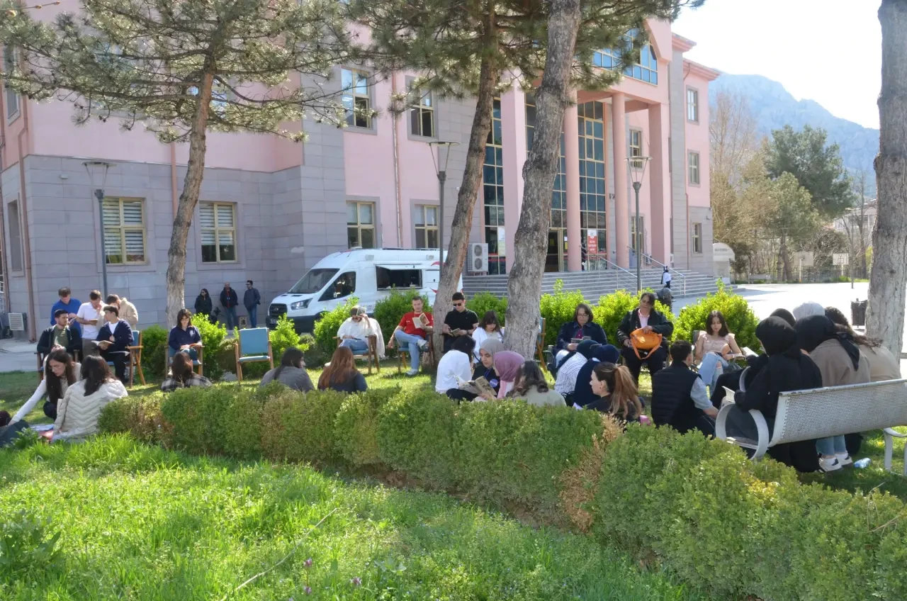 Amasya'da Rektör Öğrencilerle Kitap Başında! 2