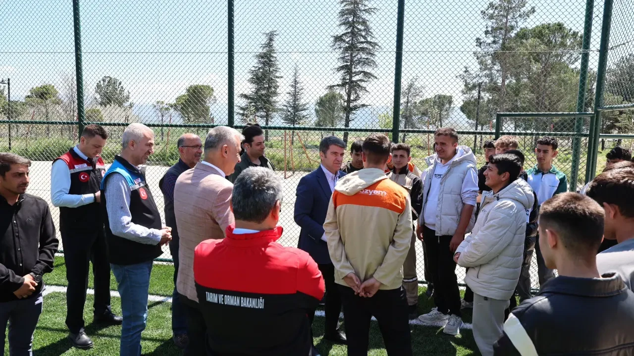 Amasya Valisi Bakan Gökhöyük’te Öğrencilerle Buluştu 1