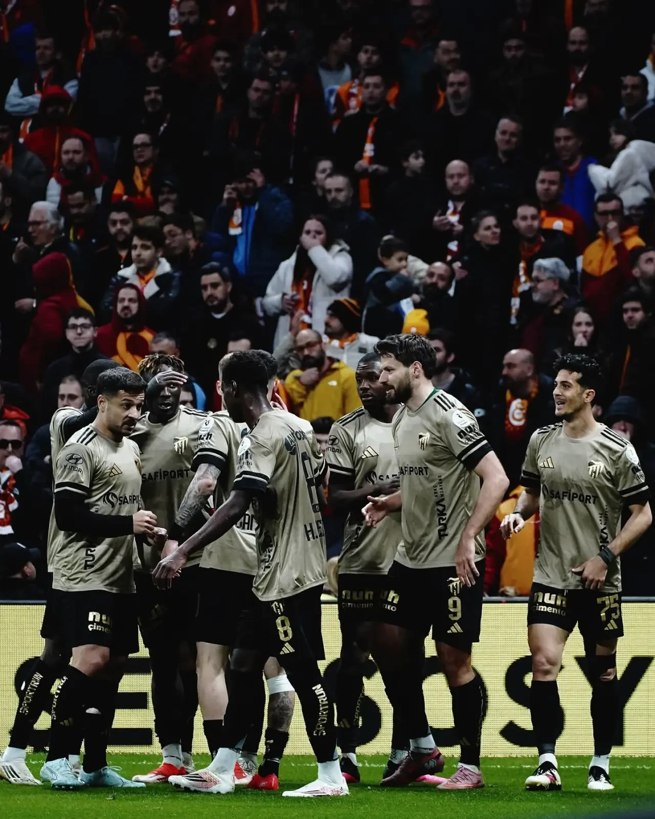 Zirve Yarışında Galatasaray'a Ağır Darbe 1