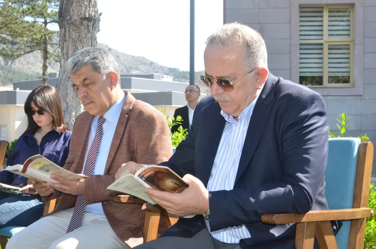 Amasya'da Rektör Öğrencilerle Kitap Başında! 1