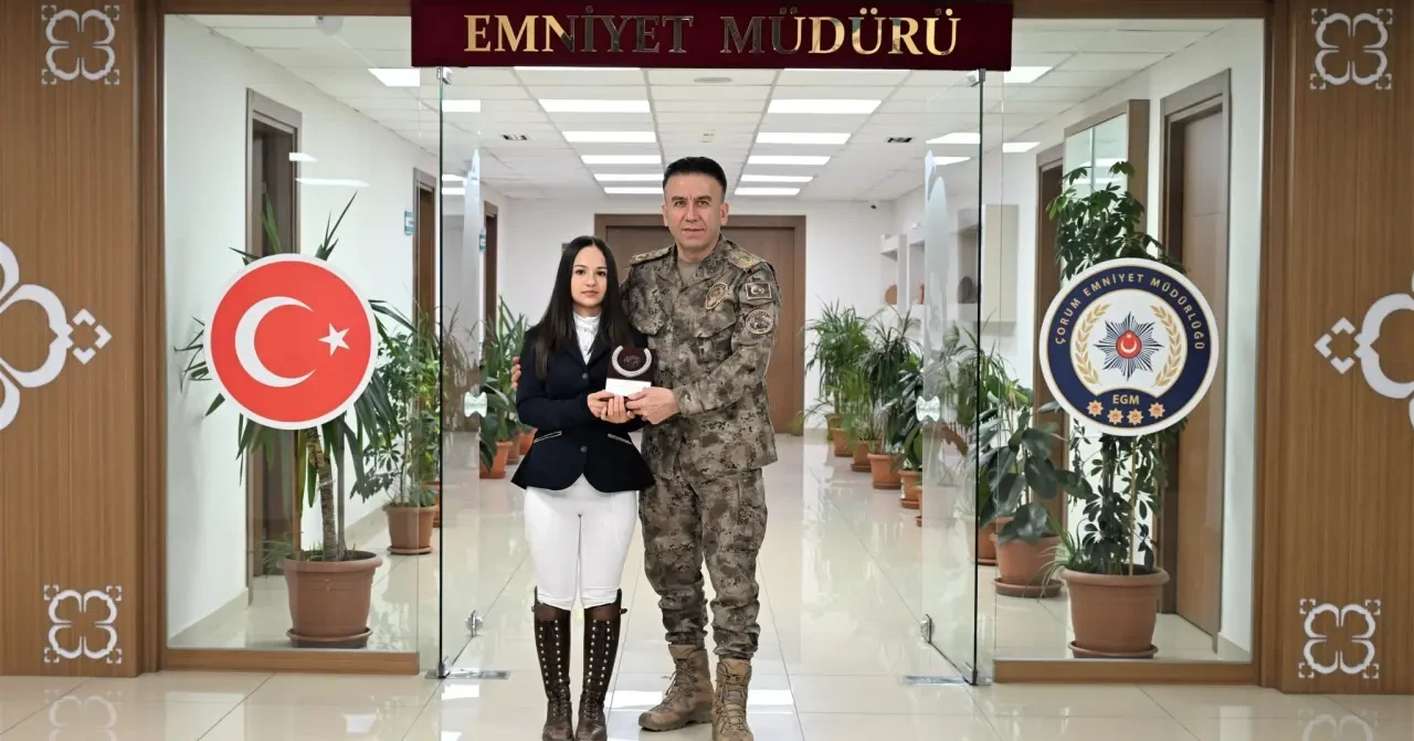 Çorumlu Şampiyon Kupayı Polise Armağan Etti! 2