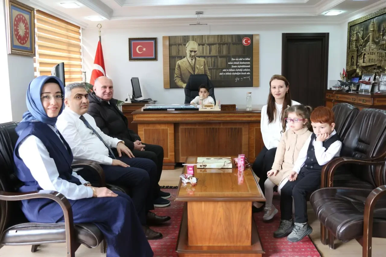 Merzifon'da Minikler Kaymakamlığı Devraldı 1