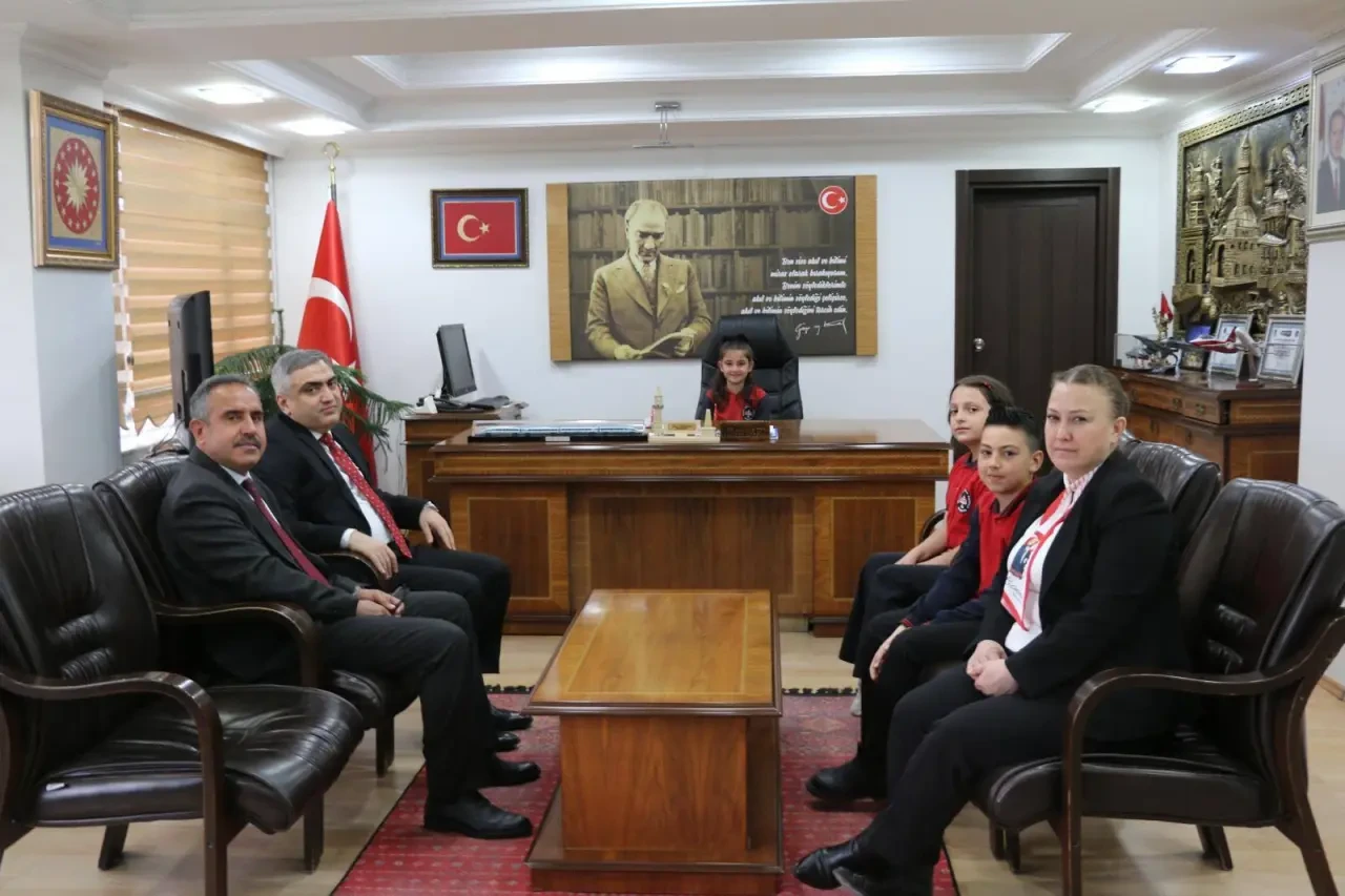 Minik Kaymakamın İlk İşi: Annesini Aramak Oldu 2