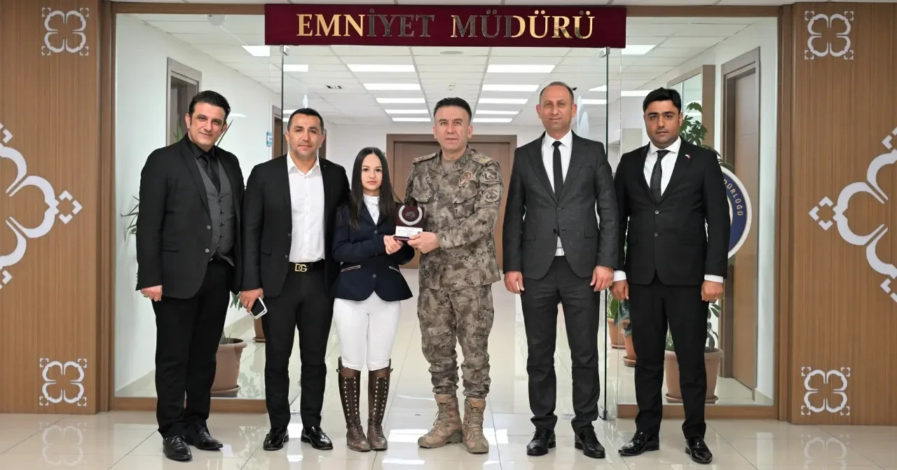 Çorumlu Şampiyon Kupayı Polise Armağan Etti! 1