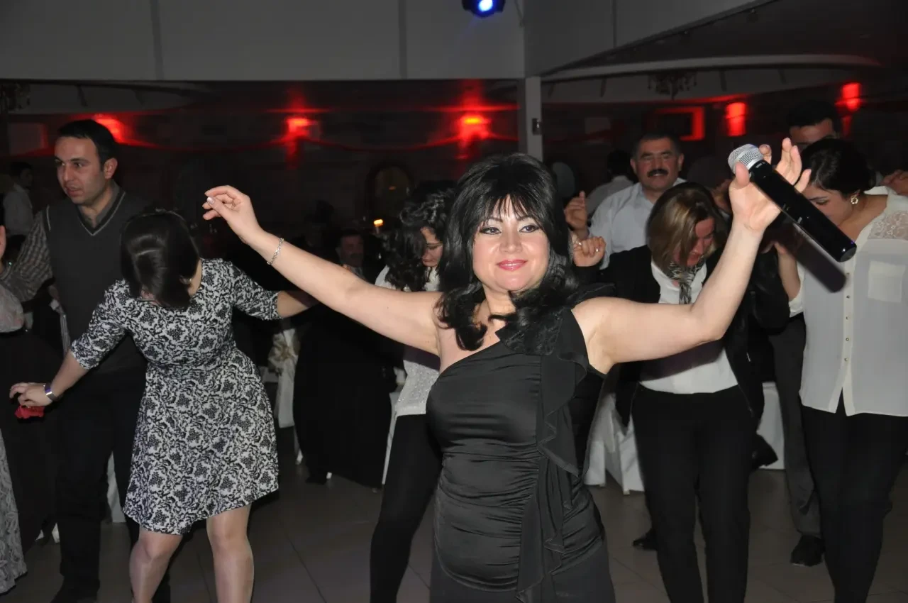 Sahnelerin Sevilen Sesi Ay Yaşam Mücadelesi Veriyor 4