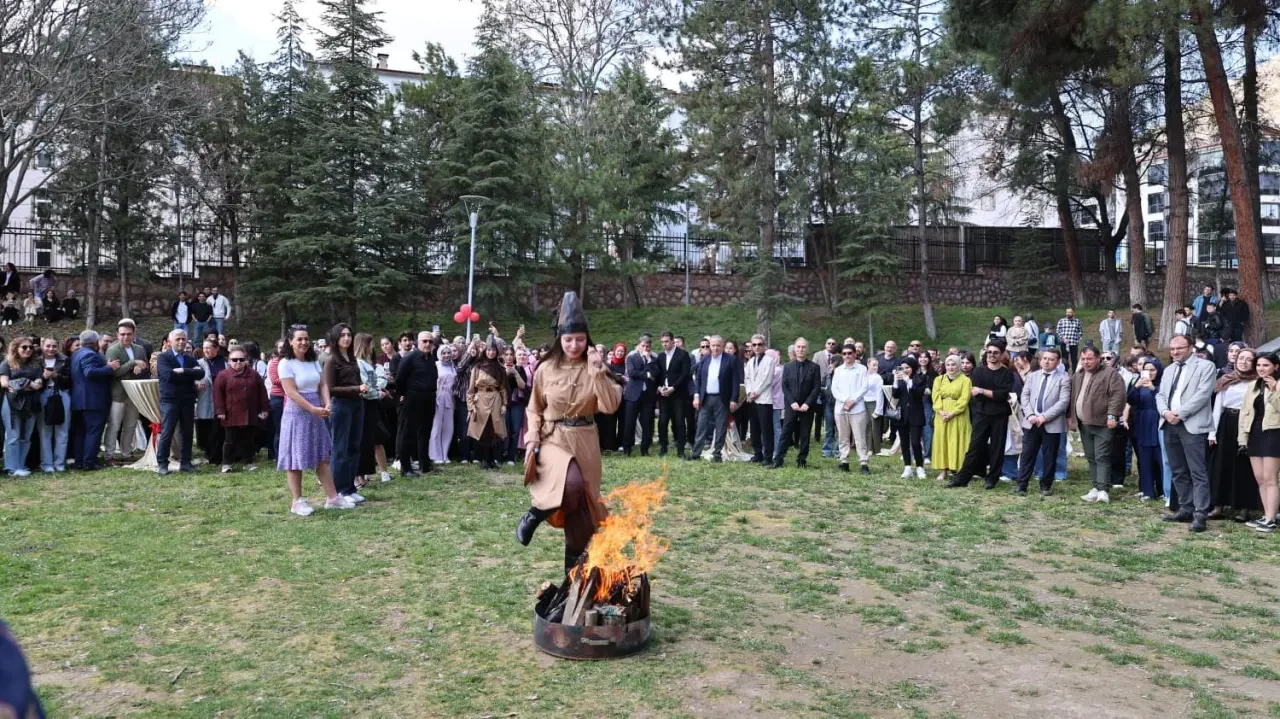 Amasya’da Nevruz Ateşi Yandı, Coşku Kampüsü Sardı 3