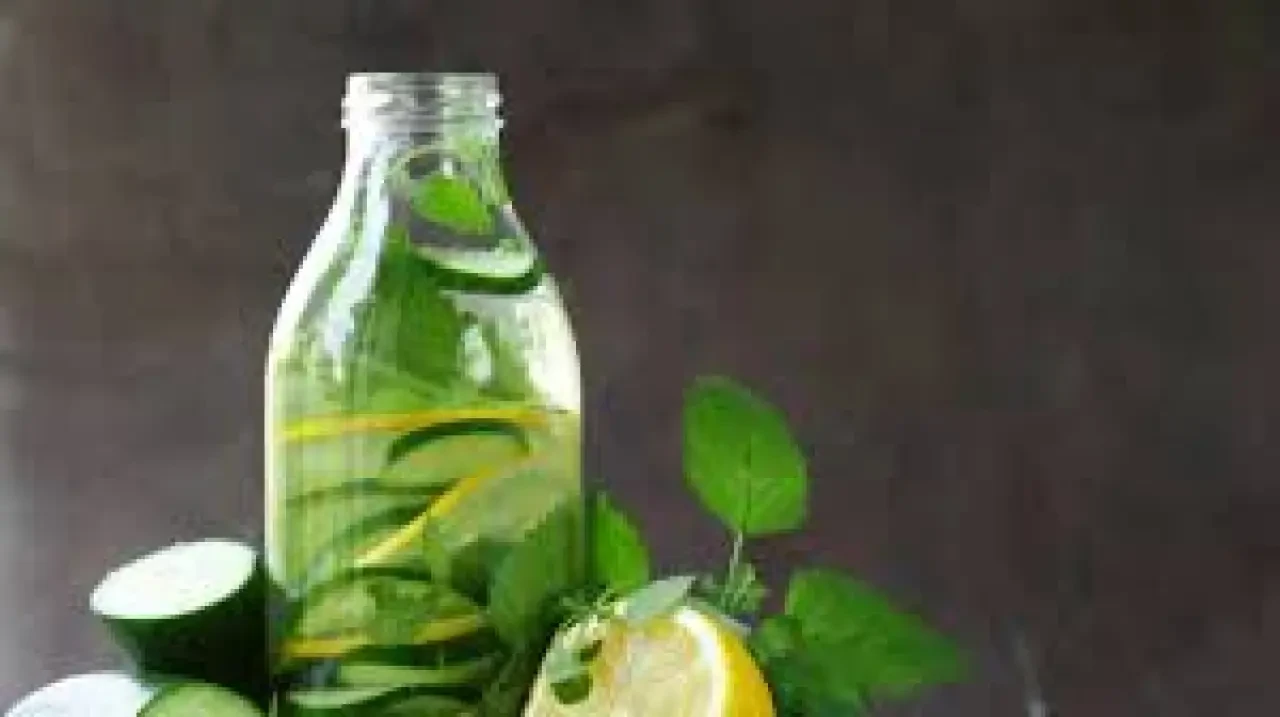 Şişkinliğe Doğal Çözüm: Ödem Attıran Bitkisel Su Trend Oldu! 2