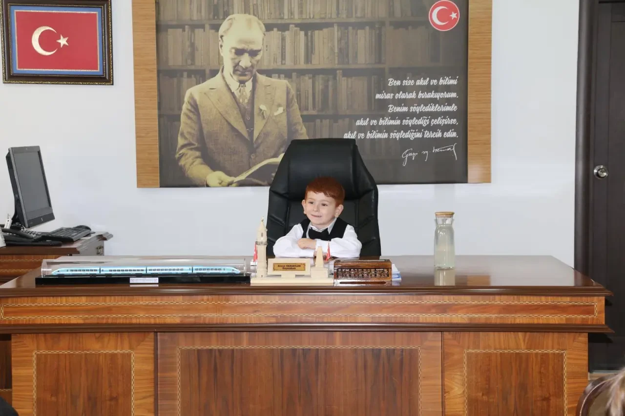 Merzifon'da Minikler Kaymakamlığı Devraldı 2