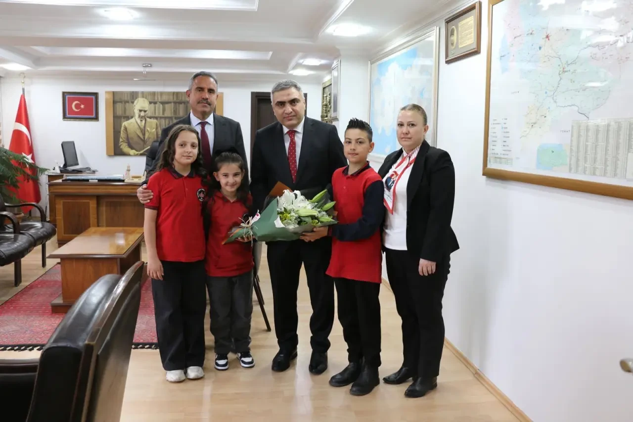 Minik Kaymakamın İlk İşi: Annesini Aramak Oldu 4