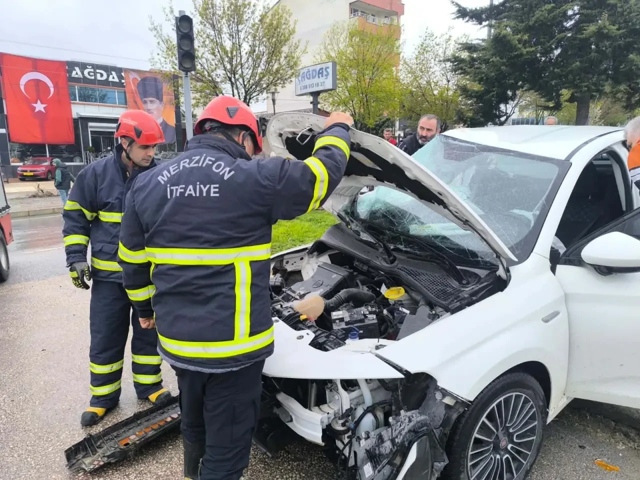 Merzifon’da Otobüs İle Otomobil Çarpıştı: 1 Yaralı! 1