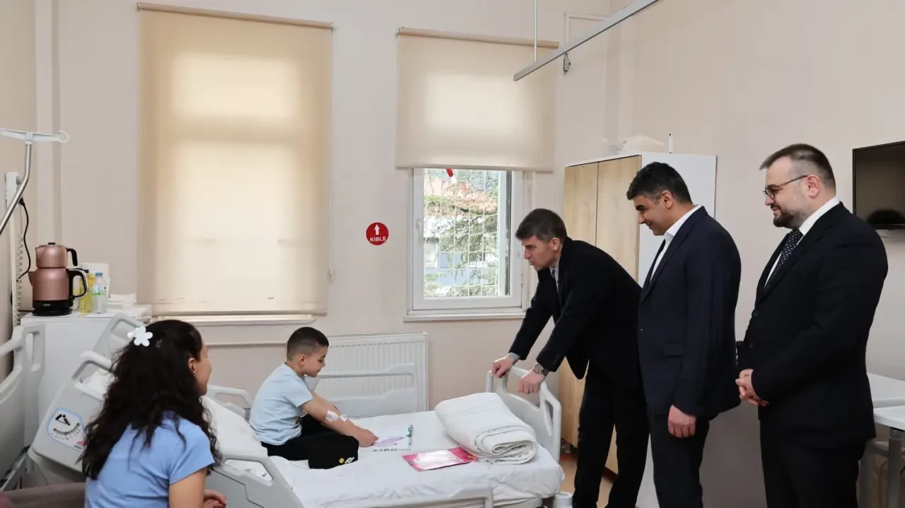 Amasya Valisi Bakan’dan Çocuklara Moral Ziyareti 1