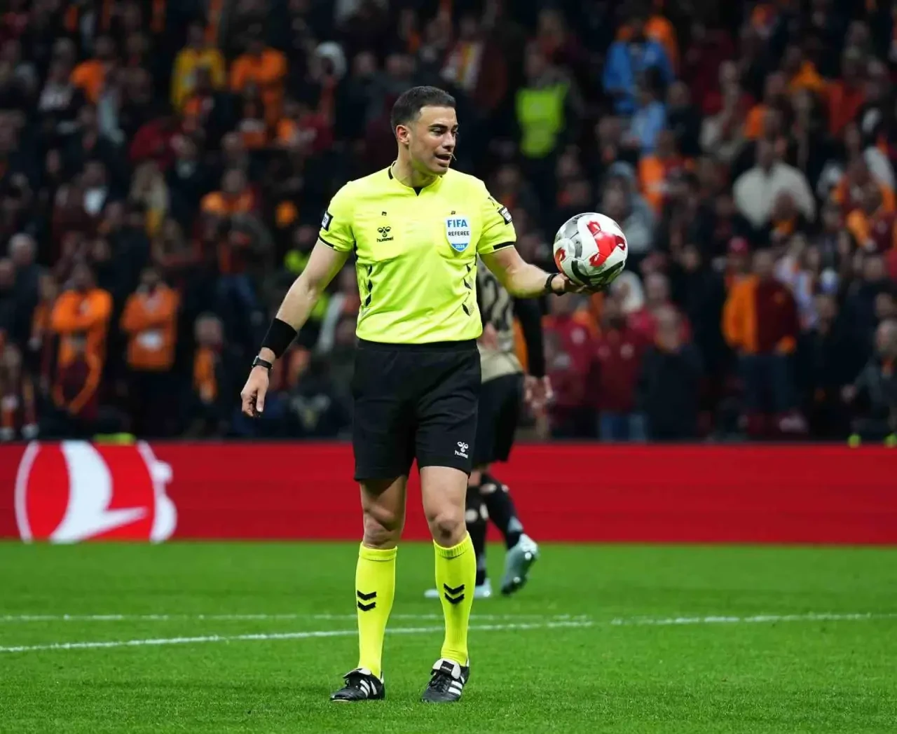 Zirve Yarışında Galatasaray'a Ağır Darbe 5