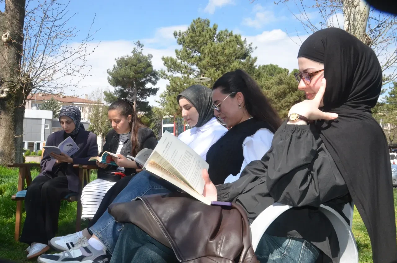 Amasya'da Rektör Öğrencilerle Kitap Başında! 4