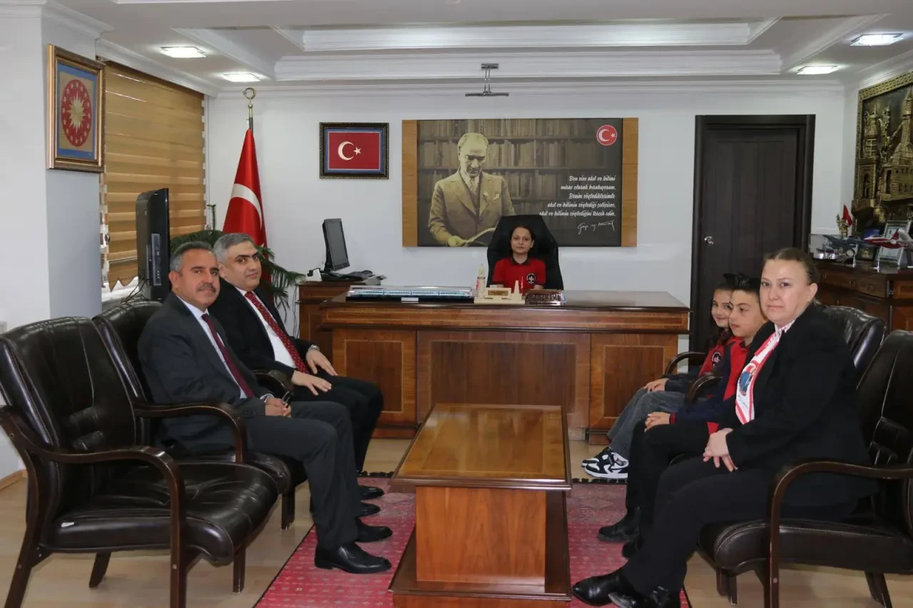 Minik Kaymakamın İlk İşi: Annesini Aramak Oldu 1