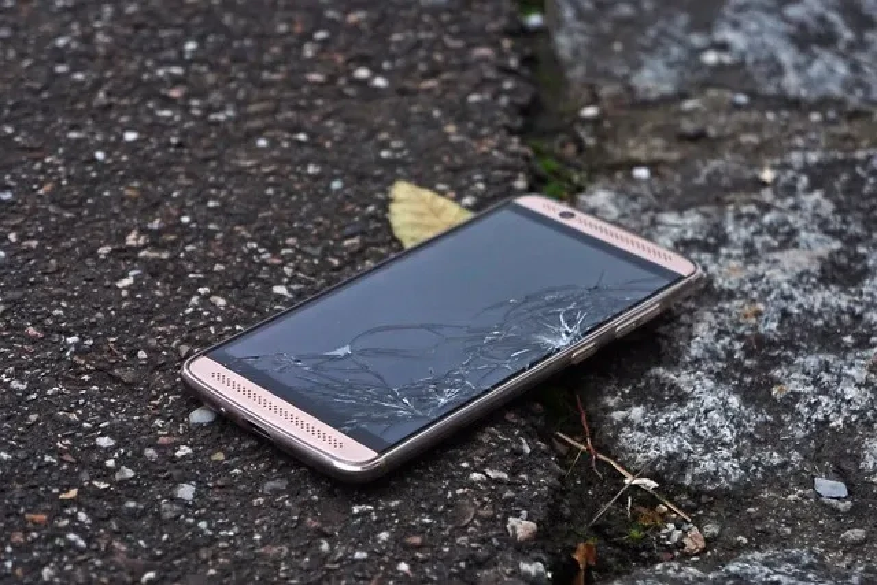Rüyada Telefon Parçalandığını Görmek Ne Anlama Gelir? İşte Detaylı Tabirler