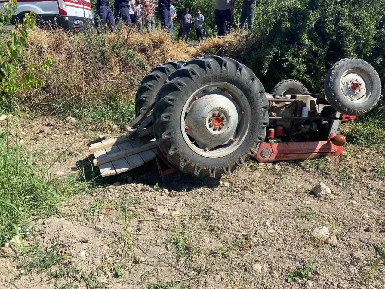 Traktör devrildi: 1 ölü, 1 yaralı