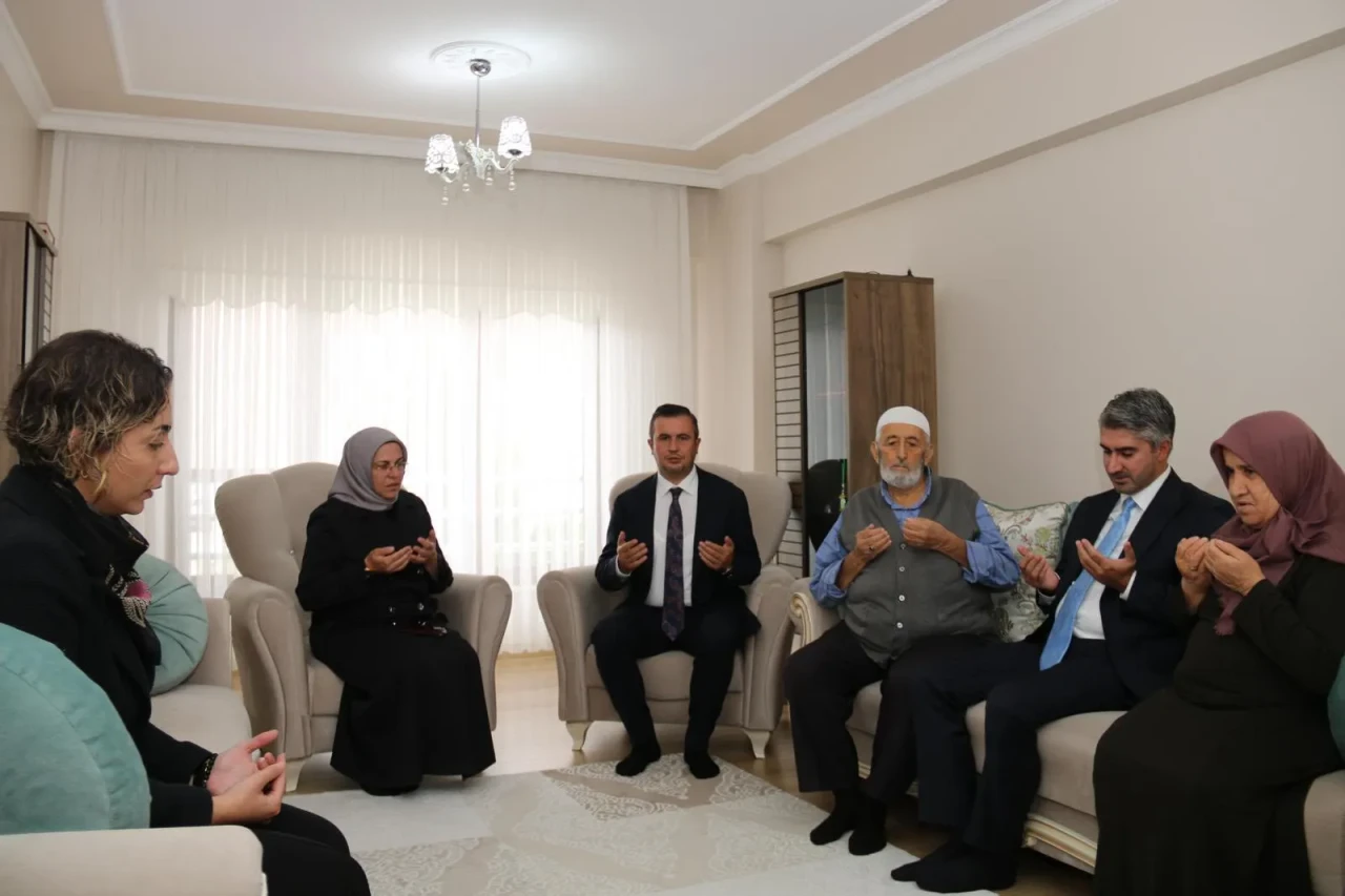 Başkan Uzun, Bakan Yardımcısıyla Birlikte Şehit Ailesinin Kapısını Çaldı
