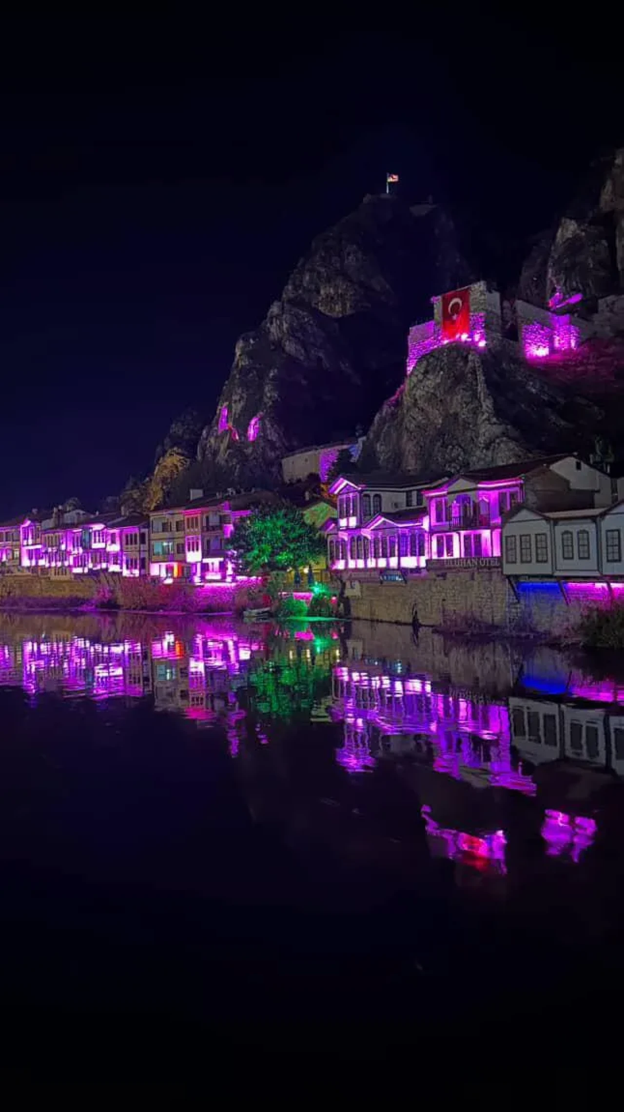 Amasya Yalı Boyu Evleri Pembe Işıklarla Aydınlandı