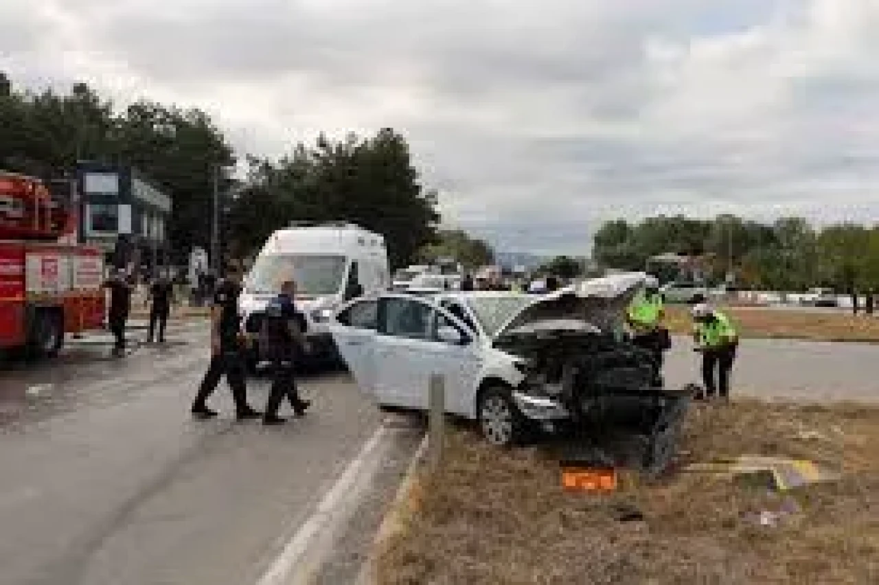 İki aracın çarpıştığı kazada 6 kişi yaralandı