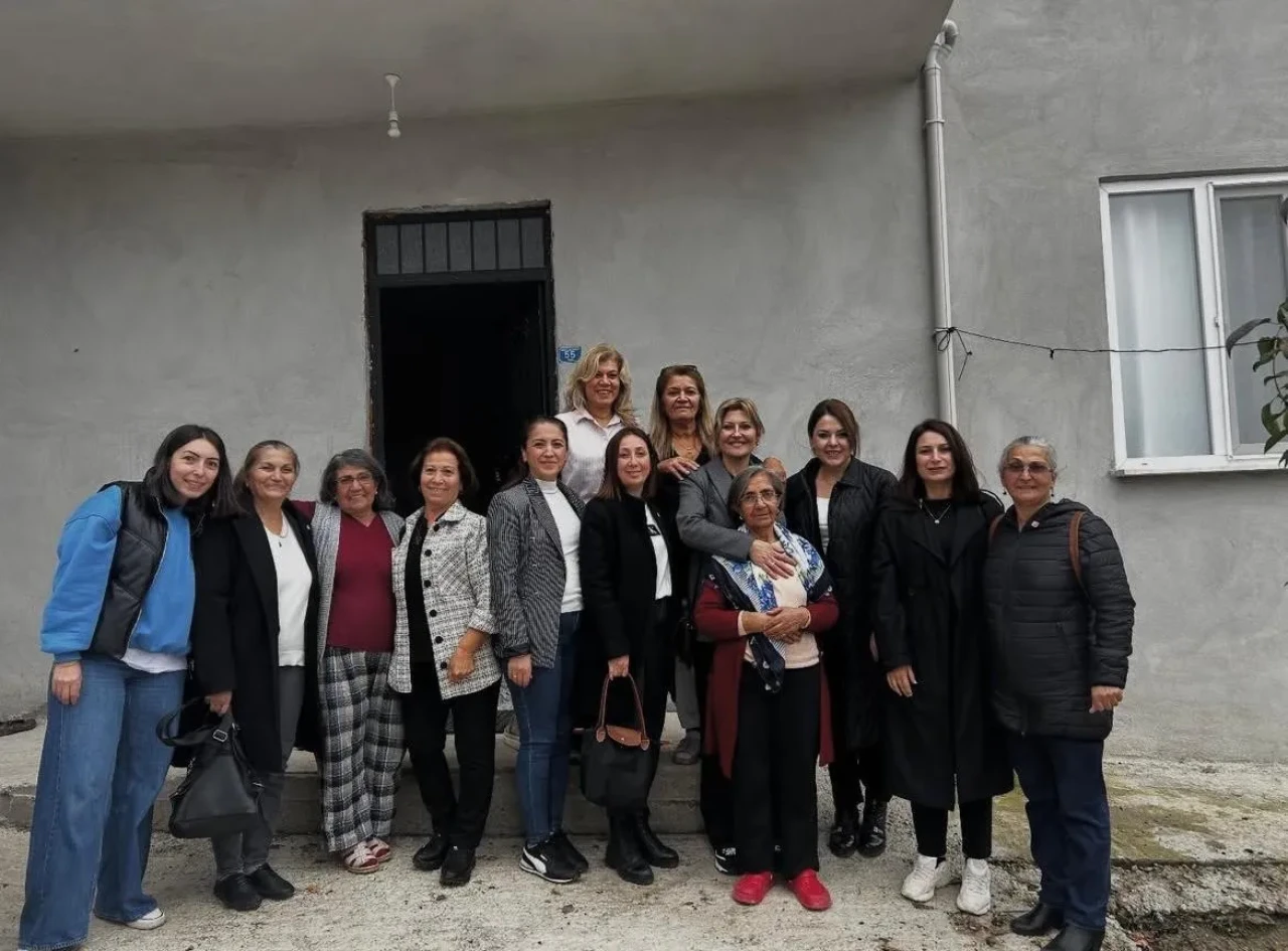 CHP Kadın Kolları “Köye Kuaför Götürme” Projesi Gerçekleştirdi