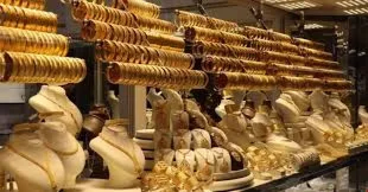 Kuyumcu çalışanı müşterileri dolandırdı