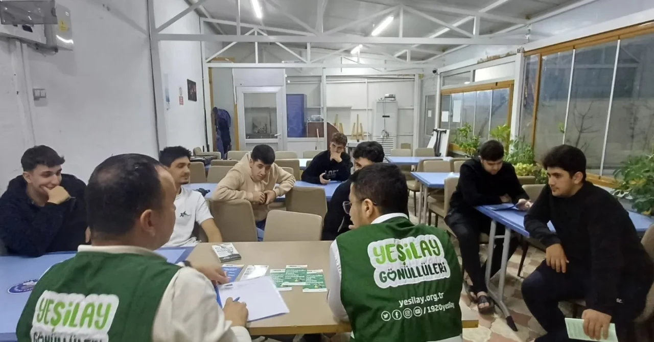 Merkez KYK Erkek Yurdu’nda Yeşilay’dan Akran Eğitimi Programı