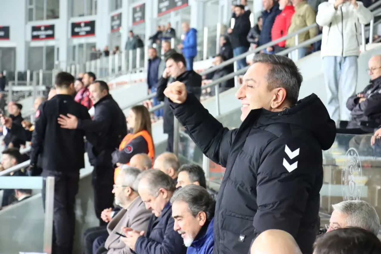 DERE’DEN ÖVGÜ: İŞTE BİZİM ÇORUM FK’MIZ!