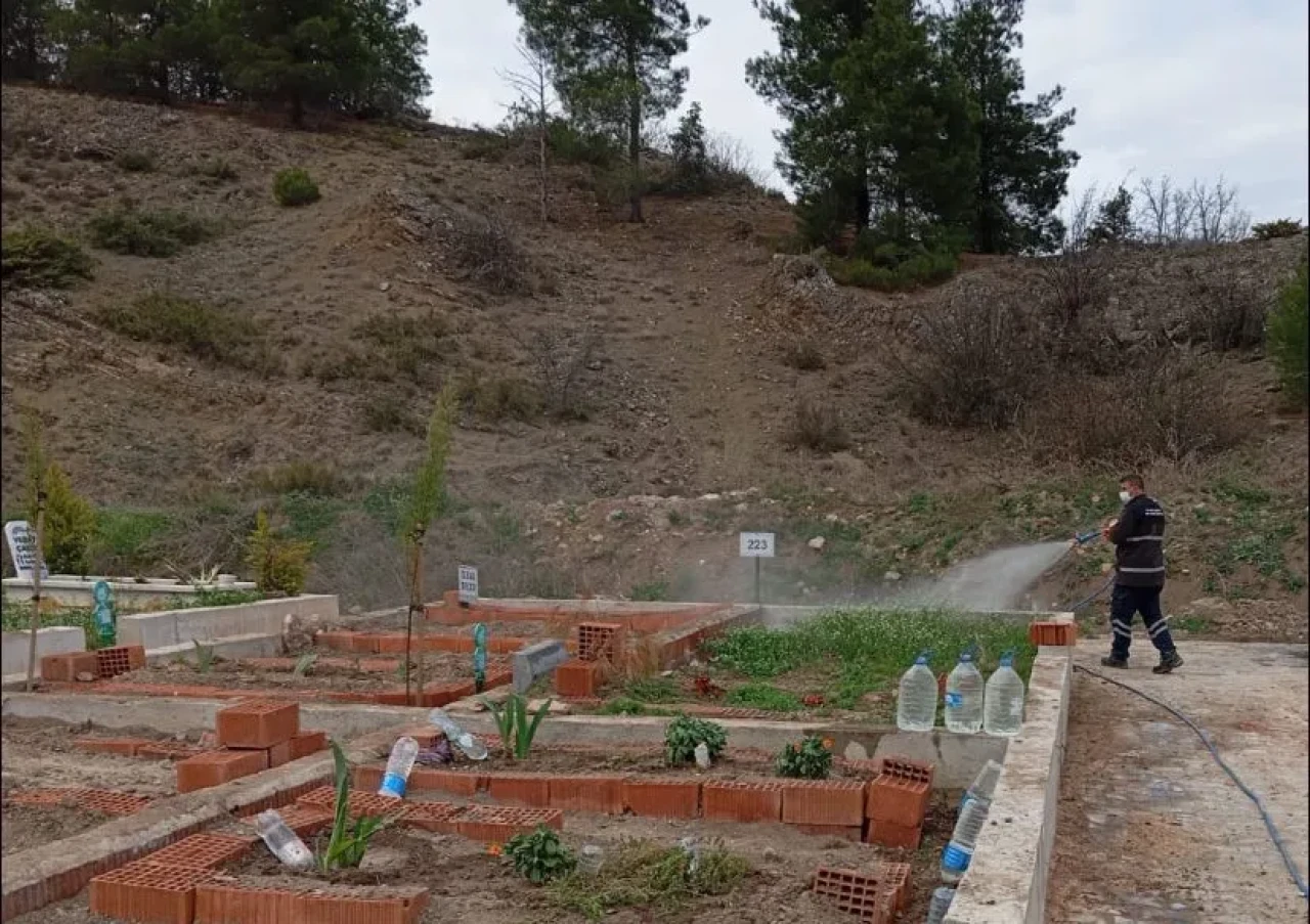 Amasya Mezarlıkları Bayrama Hazırlanıyor