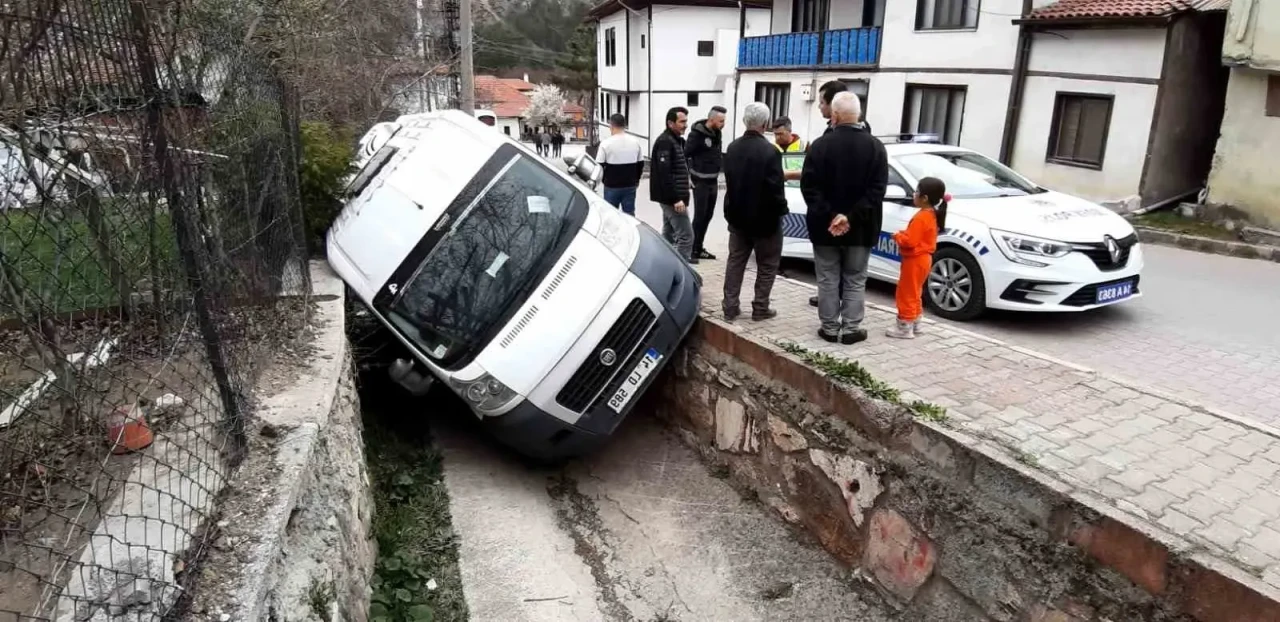 Eğitimde Sorumluluk İhlali: Freni Çalışmayan Öğrenci Servisi Su Kanalına Düştü