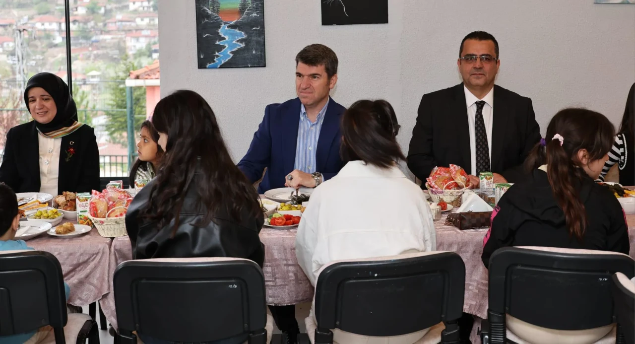 Vali Bakan Çocuklarla Bayram Sofrasında