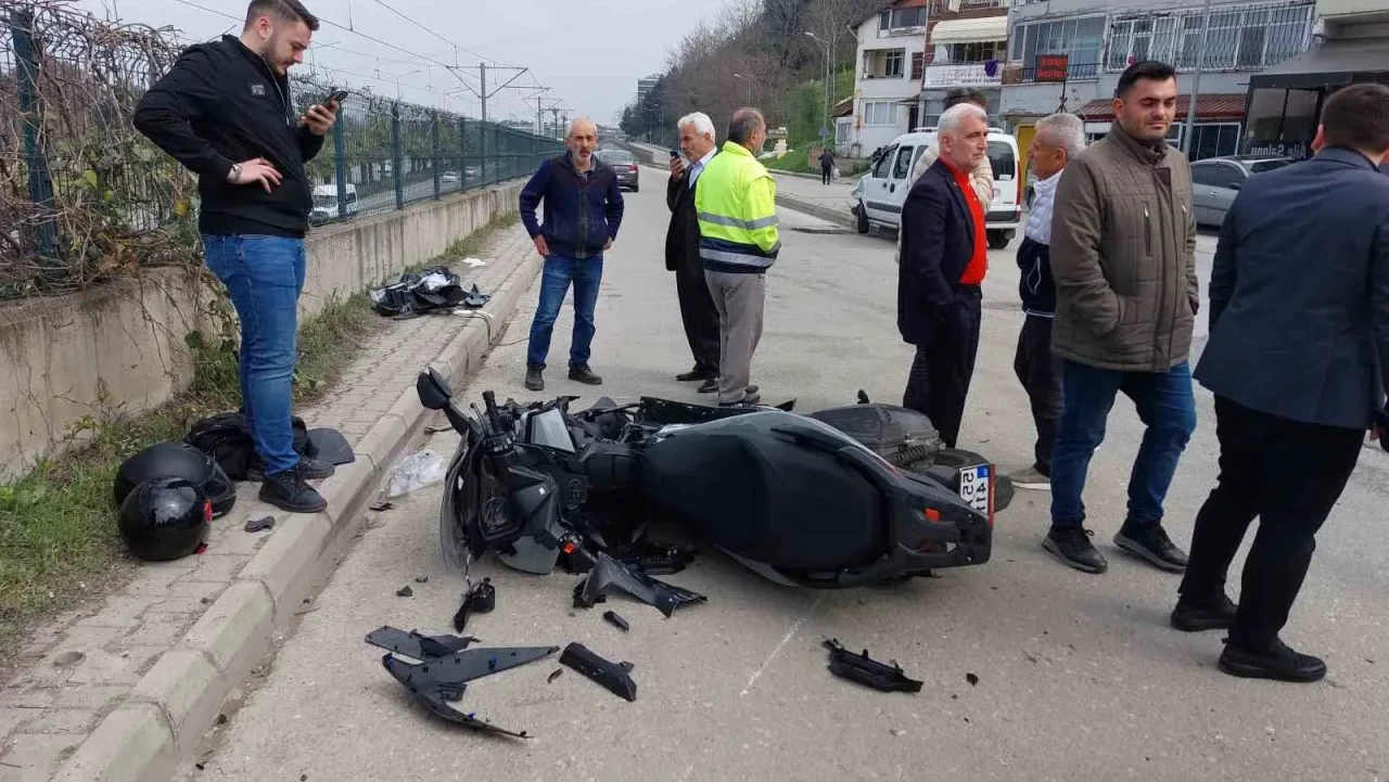 Hafif Ticari Araç ile Motosiklet Çarpıştı, İki Kişi Yaralandı