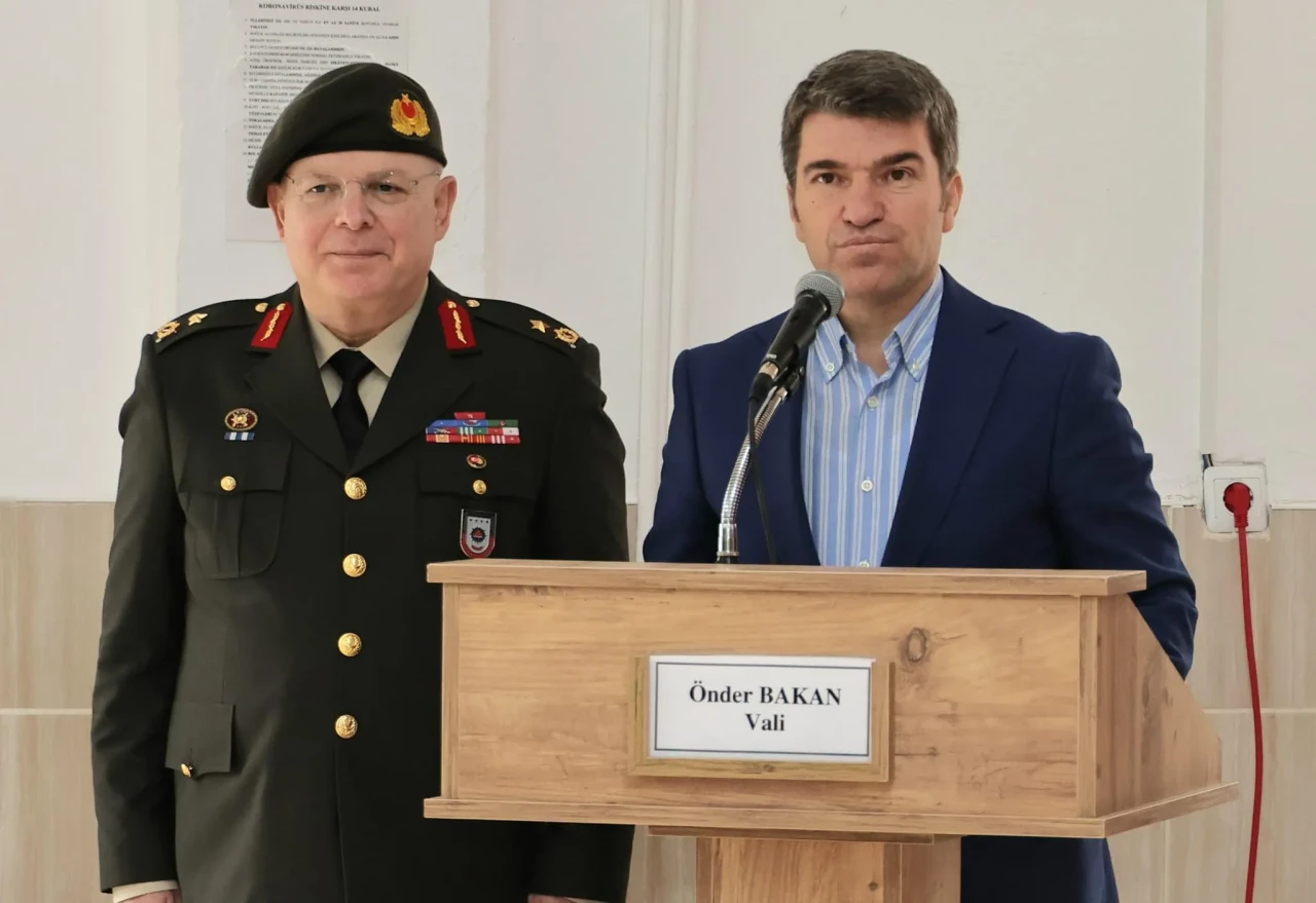 Vali Bakan Mehmetçikle Bayramlaştı