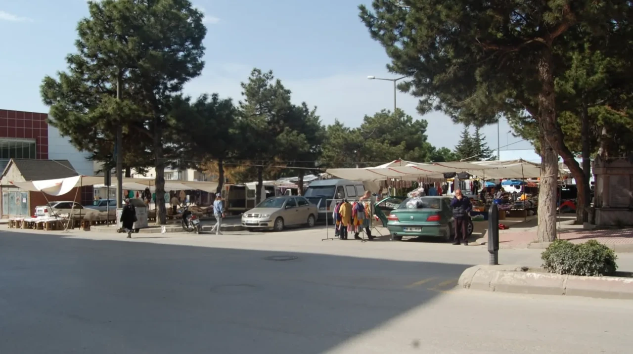 Pırtı Pazarı Bugün de Açık!