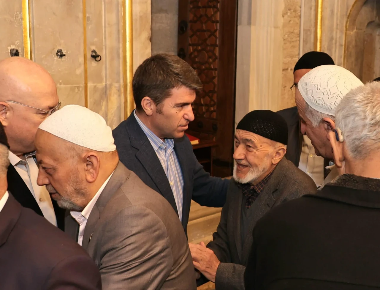 Vali Önder Bakan Sabah Namazında Vatandaşlarla Bayramlaştı