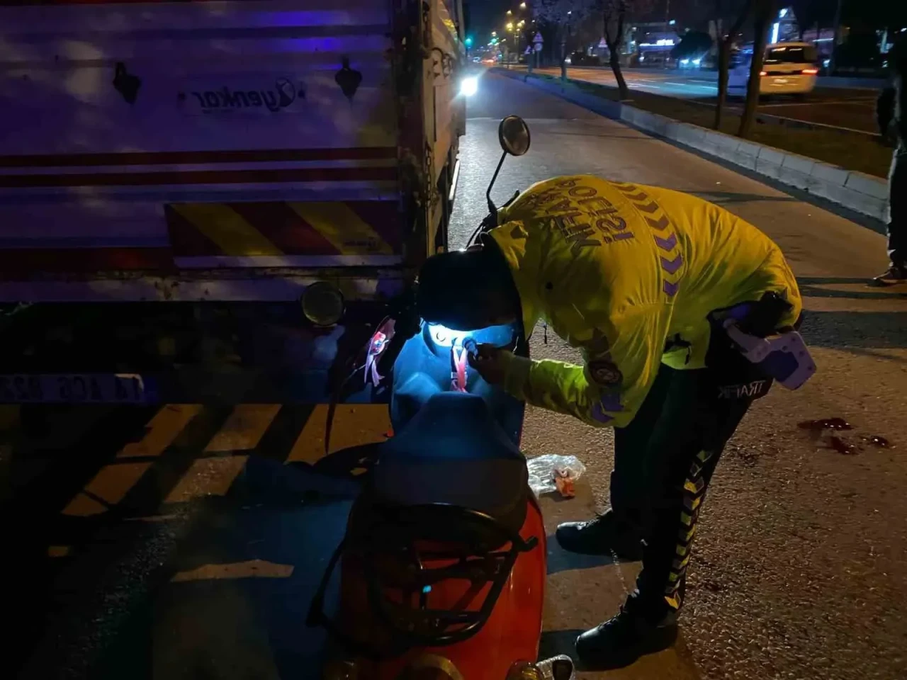 Motosiklet Kazasında Park Halindeki Kamyonete Çarpan Sürücü Yaralandı