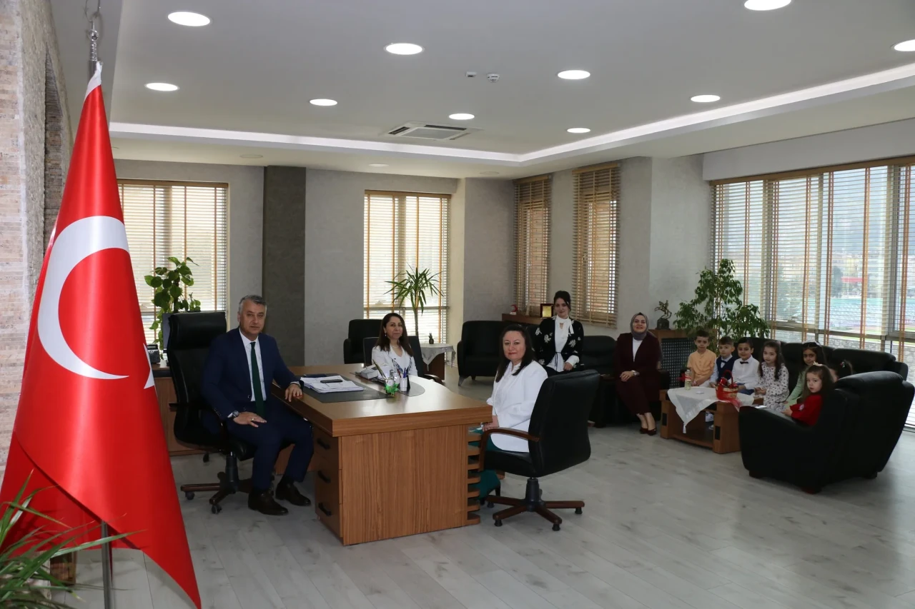 Minik Öğrencilerden Müdür Katipoğlu’na Bayram Ziyareti