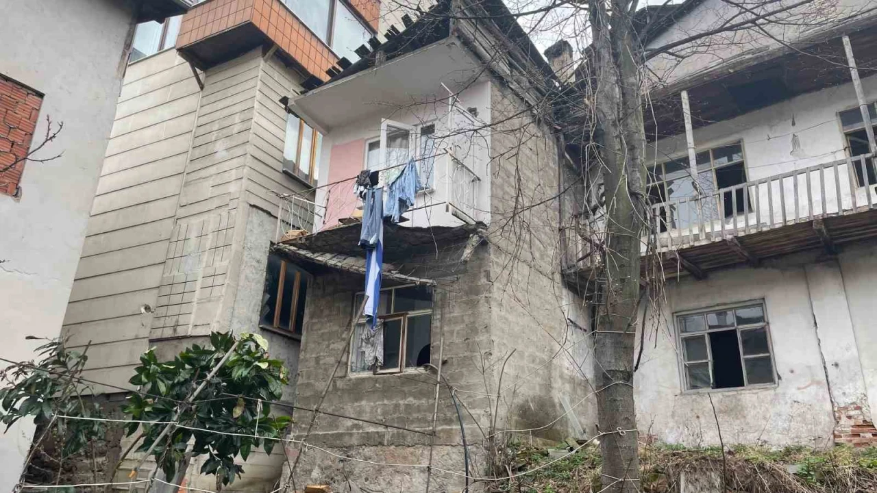 Balkon Çökmesi Sonucu Çamaşır Asan Kişi Yaralandı
