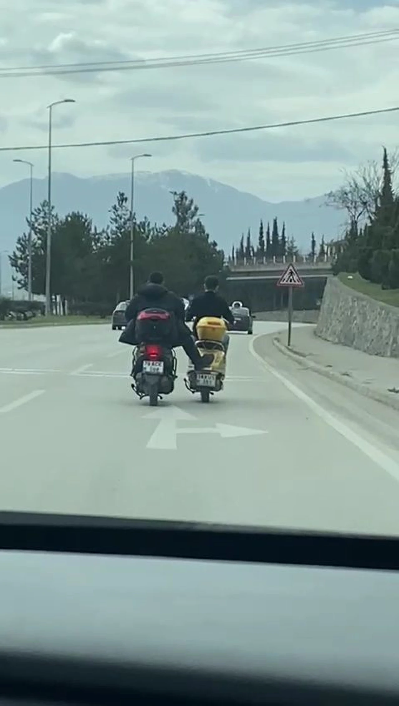Cip ve Motosikletin Risk Dolu Yolculuğu Kamerada Kaydedildi!