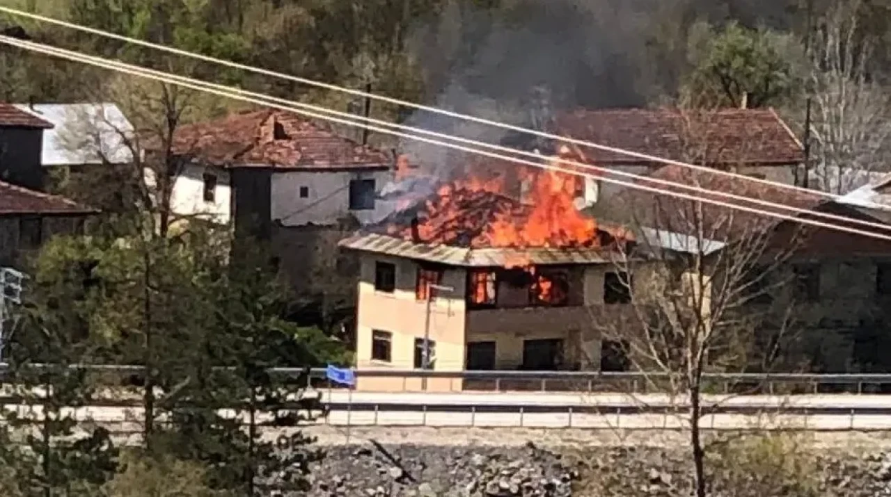 Alevlere teslim olan üç katlı ev kullanılmaz hale geldi