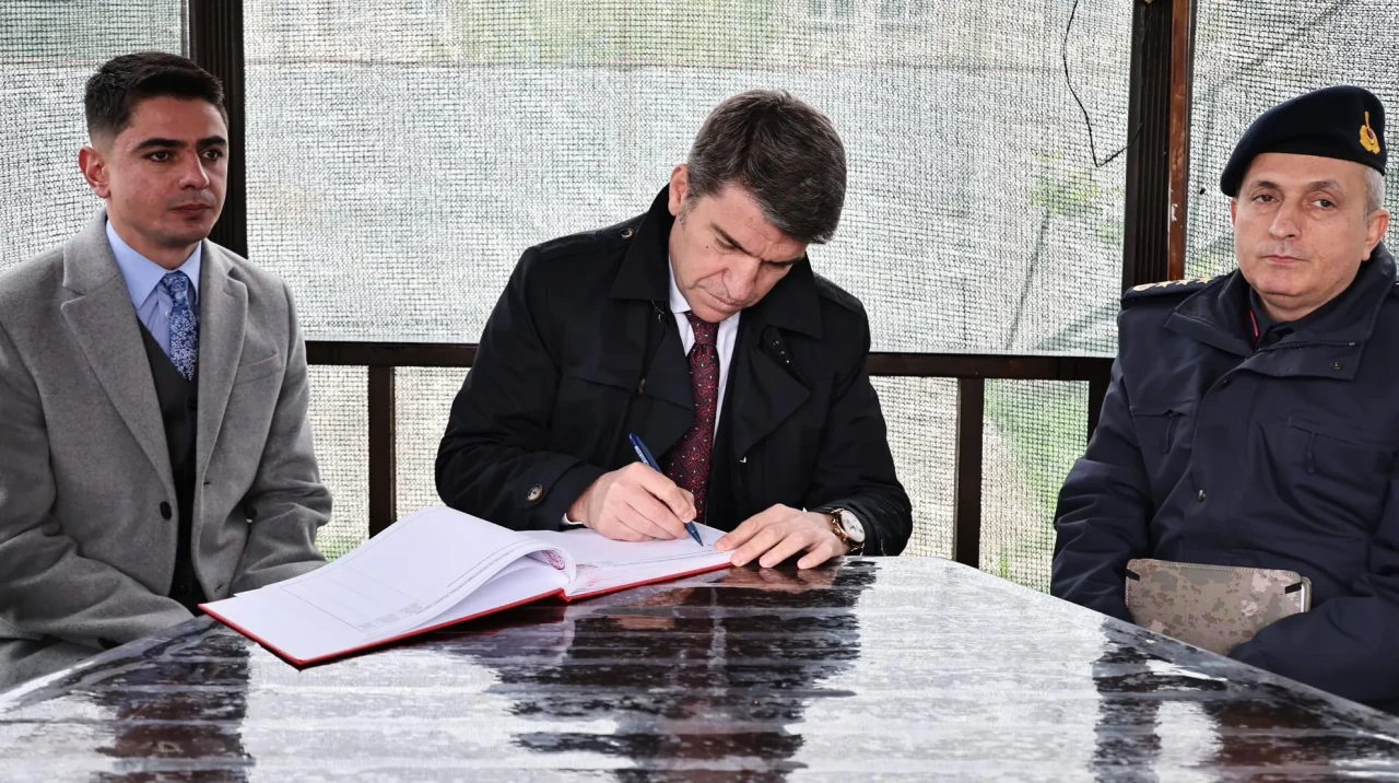 Amasya Valisi, Esençay Jandarma Karakolu’nu Ziyaret Ederek Güvenlik Görevlileriyle Buluştu