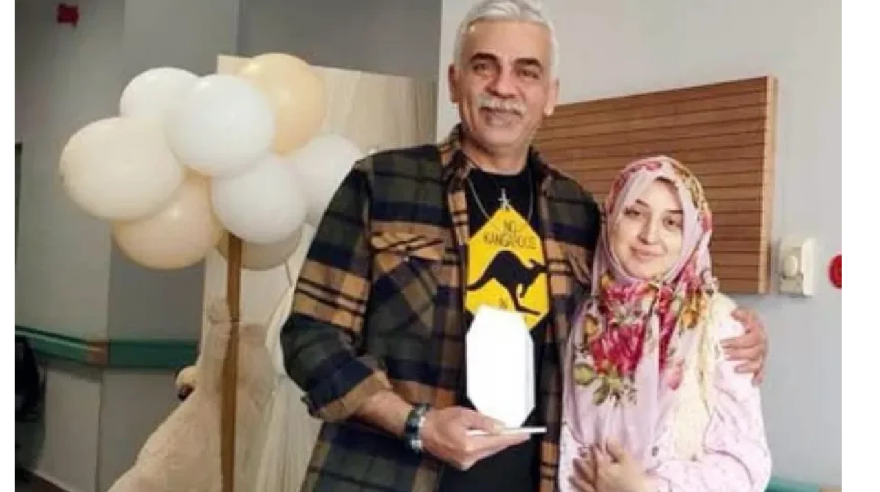 DOKTOR İKİZLERİ KURTARDI, GENÇ ANNE PLAKETLE TEŞEKKÜR ETTİ