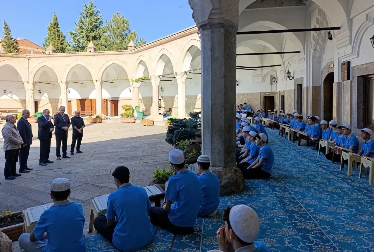 Doç. Dr. Selim Argun Hafızlarla Büyükağa Kur’an Kursu’nda