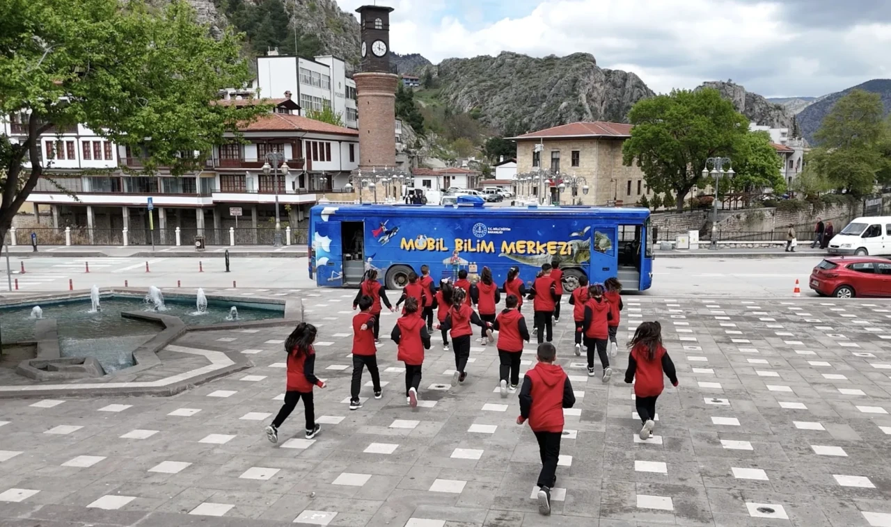 Mobil Bilim Merkezi, Millî Mücadele Ruhu ile Amasya’da Öğrencilerle Buluştu