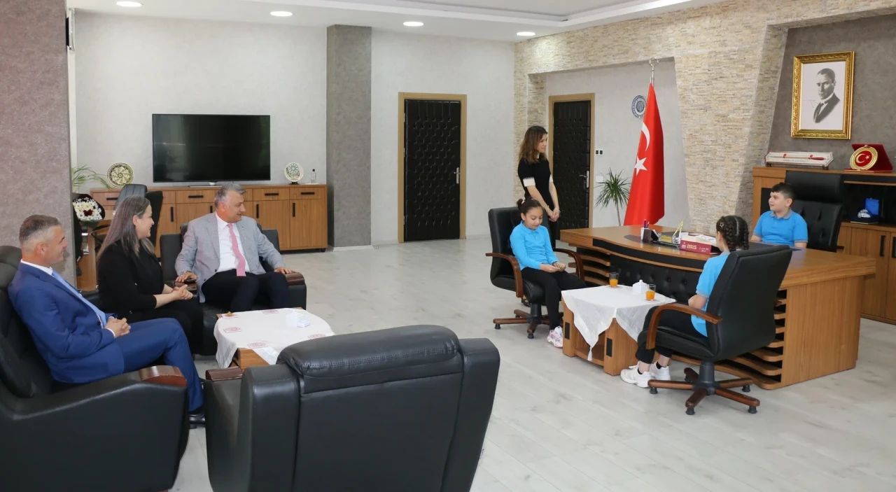 23 Nisan’da Sembolik Devir Teslim: Öğrenciler, Millî Eğitim Müdürlüğü Makamını Devraldı